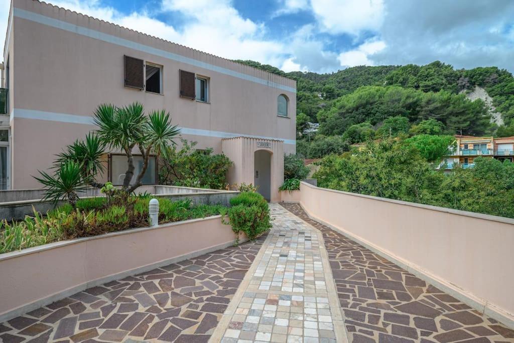 La Villa Julia - Calme - Spacieux - Parking Prive - Climatisation Ментона Экстерьер фото